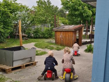 Børn på legescootere